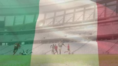 Stadyumdaki çeşitli ragbi oyuncuları üzerinde İtalya bayrağı animasyonu. Ulusal bayraklar ve spor konsepti dijital olarak oluşturulmuş video.