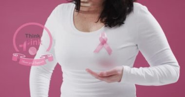 Pembe arka planda pembe kurdeleli beyaz kadın yerine pembe metnin animasyonu. Göğüs kanseri farkındalığı konsepti dijital olarak üretilen video.