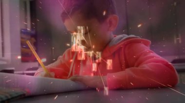 Çift ırklı okul çocuğunun üzerindeki ışık ve şekillerin animasyonu. Küresel eğitim ve dijital arayüz kavramı dijital olarak oluşturulmuş video.