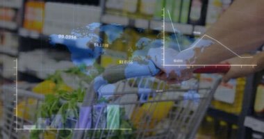 Alışveriş arabalı bir adamın orta kesiminde dünya haritasında veri işleme animasyonu. Küresel ekonomi ve perakende ticaret kavramı