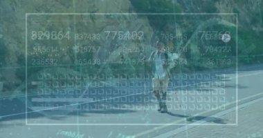 Kafkas erkek yürüyüşçülerin veri işleme animasyonları. Küresel spor ve dijital arayüz kavramı dijital olarak oluşturulmuş video.