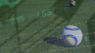 Veri işleme üzerine beyaz erkek futbol oyuncusunun animasyonu. Küresel spor ve dijital arayüz kavramı dijital olarak oluşturulmuş video.