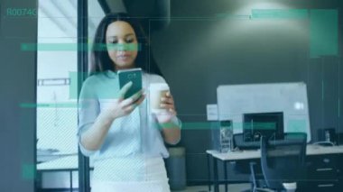 Akıllı telefon kullanan melez kadınların dijital arayüzünün animasyonu. Küresel veri işleme ve bağlantılar dijital video oluşturma kavramı.