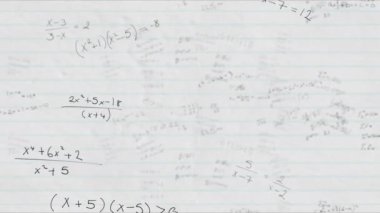 Beyaz zemin üzerinde hareket eden matematiksel formüllerin animasyonu. Eğitimler ve matematik öğrenme kavramı dijital video oluşturuldu.