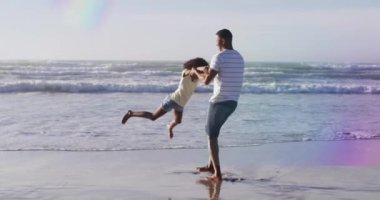 Afrika kökenli Amerikalı baba ve kızı kumsalda olan ışık noktalarının canlandırması. Tatiller, boş zaman ve dijital arayüz kavramı dijital olarak oluşturulmuş video.