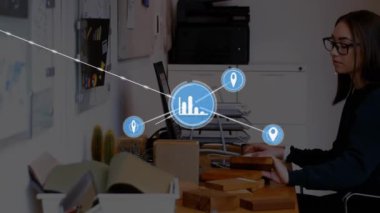 Bilgisayarda Çalışan Kadın.