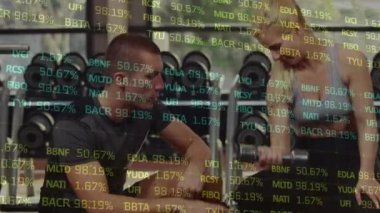 Spor salonunda koçu olan beyaz bir kadının veri işleme animasyonu. Küresel spor ve dijital arayüz kavramı dijital olarak oluşturulmuş video.