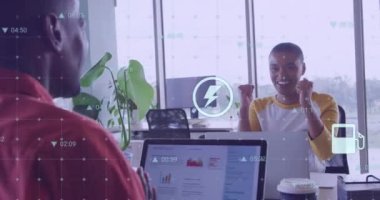 Ofisteki çeşitli iş adamlarının ikonlarıyla finansal veri işleme animasyonu. Küresel iş, bilgisayar ve dijital arayüz kavramı dijital olarak oluşturulmuş video.