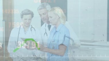 Çeşitli doktorların konuştuğu veri işleme animasyonu. Küresel tıp ve dijital arayüz kavramı dijital olarak oluşturulmuş video.