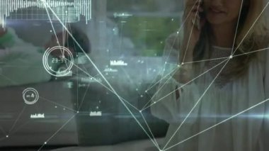 Beyaz bir kadının akıllı telefondan konuştuğu ağ bağlantılarının animasyonu. Küresel iş ve dijital arayüz kavramı dijital olarak oluşturulmuş video.