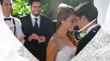 Evli, beyaz bir çiftin kucaklaşması üzerine kalp çerçevesinin canlandırılması. Düğün, kutlama ve dijital arayüz konsepti dijital olarak oluşturulmuş video.