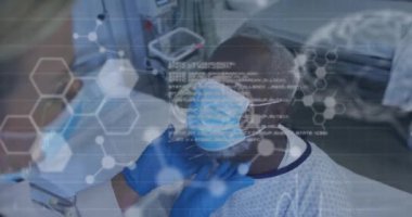 Yüz maskesi takmış Afro-Amerikan bir hastayı kontrol eden doktorun ellerinde tıbbi verilerin animasyonu. Dijital olarak üretilen covid 19 pandemik konsept sırasında tıbbi hizmetler ve sağlık hizmetleri.