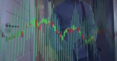 Afro-Amerikan iş adamının ofise girmesiyle ilgili grafik işleme verilerinin animasyonu. Dijital olarak oluşturulan küresel iletişim, iş, kapsayıcılık, veri ve dijital arayüz kavramı.