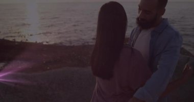 Çeşitli çiftlerin kucaklaşması üzerine ışık noktalarının canlandırılması. Boş zaman ve dijital arayüz kavramı dijital olarak oluşturulmuş video.