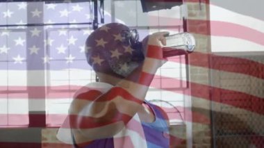 Afro-Amerikan sporcusu yerine Amerikan bayrağının animasyonu. Küresel vatanseverlik ve dijital arayüz kavramı dijital olarak oluşturulmuş video.