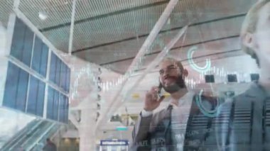 Havaalanındaki çeşitli iş adamları üzerinde veri işleme animasyonu. Küresel iş ve dijital arayüz kavramı dijital olarak oluşturulmuş video.