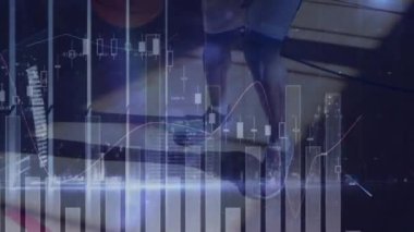 Spor salonundaki basketbolcu üzerinden veri işleme animasyonu. Küresel spor ve dijital arayüz kavramı dijital olarak oluşturulmuş video.