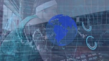 Spor salonundaki beyaz kadın basketbolcu üzerinden veri işleme animasyonu. Küresel spor ve dijital arayüz kavramı dijital olarak oluşturulmuş video.