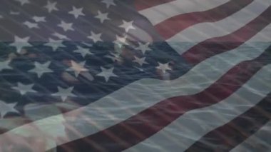 Amerika bayrağının alevler üzerinde canlandırılması. Küresel vatanseverlik ve dijital arayüz kavramı dijital olarak oluşturulmuş video.