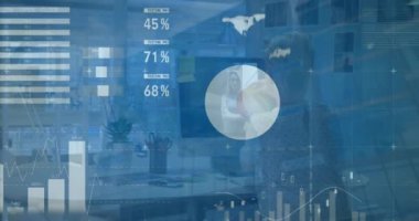 Kafkasyalı iş kadınının veri işleme animasyonu. Küresel iş ve dijital arayüz kavramı dijital olarak oluşturulmuş video.