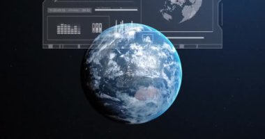 Veri işleme animasyonu mavi arka plandaki dünya üzerinde ekranda. Küresel iş, çevre ve veri işleme kavramı dijital olarak oluşturulmuş video.