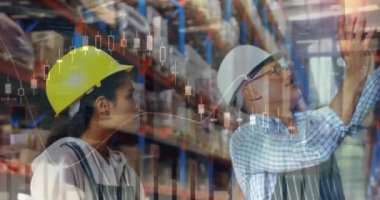 Depodaki çeşitli işçiler üzerinde veri işleme animasyonu. Küresel gönderim, dağıtım ve dijital arayüz kavramı dijital olarak oluşturulmuş video.