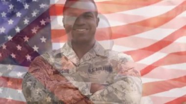 Amerikan bayrağının Afro-Amerikan erkek asker üzerinde canlandırılması. Siyaset ve vatanseverlik kavramı dijital olarak oluşturuldu.
