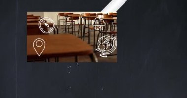 Sınıfın her yerinde okul metni ve simgelerinin animasyonu. Küresel eğitim ve dijital arayüz kavramı dijital olarak oluşturulmuş video.
