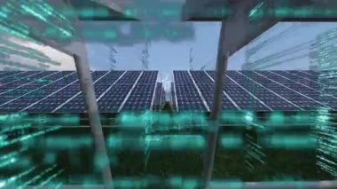 Güneş panelleri üzerinde veri işleme animasyonu. Küresel iş ve dijital arayüz kavramı dijital olarak oluşturulmuş video.