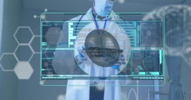 Tablet kullanan Afro-Amerikan erkek doktor üzerinde hücre ve tıbbi veri işleme animasyonu. Dijital olarak üretilen tıbbi araştırma, teknoloji ve sağlık konsepti.