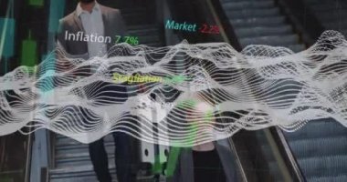 Yürüyen merdivendeki iş adamları üzerinde iş terimlerinin, ağın ve veri işlemenin animasyonu. Dijital olarak oluşturulan küresel iletişim, iş, kapsayıcılık, veri ve dijital arayüz kavramı.