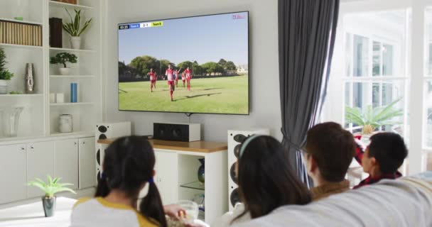 Wideo Różnymi Grupami Dzieci Siedzących Kanapie Oglądających Mecz Piłki Nożnej — Wideo stockowe