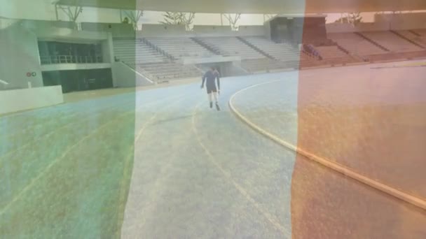 向在体育场跑步的非洲裔美国残疾人宣传意大利国旗 国家旗帜和体育概念数码录像 — 图库视频影像