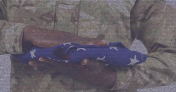 Анимация Вмешательства Над Африканским Американским Солдатом Мужчиной Флагом Сша Концепция — стоковое видео
