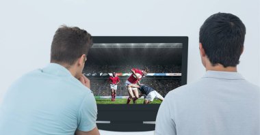 Televizyonda ragbi maçı izleyen iki erkek sporcunun kompozisyonu. spor ve yarışma konsepti dijital olarak oluşturulmuş görüntü.