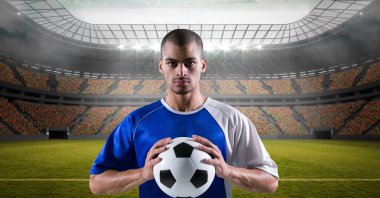 Spor stadyumunun üzerinde futbol oynayan erkek futbolcunun kompozisyonu. spor ve yarışma konsepti dijital olarak oluşturulmuş görüntü.