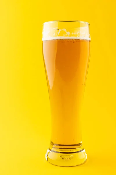 Pionowy Obraz Prawie Pełnego Kufla Piwa Piwnego Żółtym Tle Przestrzenią — Zdjęcie stockowe