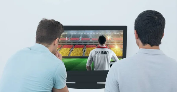 Skład Dwóch Męskich Fanów Sportu Oglądających Mecz Piłki Nożnej Telewizji — Zdjęcie stockowe