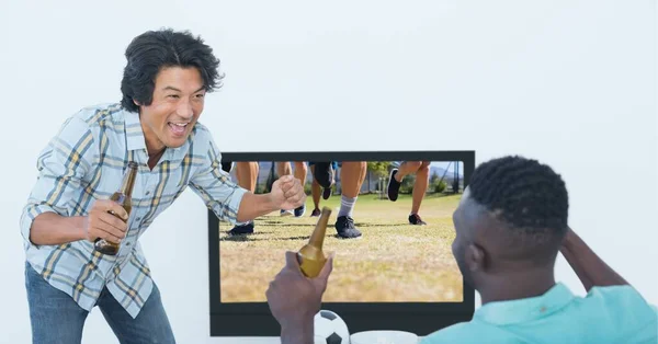 Composição Dois Fãs Esportes Masculinos Assistindo Jogo Futebol Conceito Desporto — Fotografia de Stock