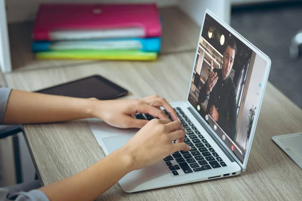 高加索女商人的手在屏幕上与高加索男性同事进行笔记本电脑视频通话 商业通信 弹性工作和数字接口概念 — 图库照片