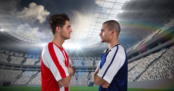 競技場を横断する2人の男子サッカー選手の構成 スポーツと競争の概念をデジタルで生成し — ストック写真