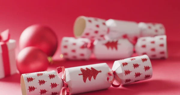 Afbeelding Van Kerst Rode Kerstballen Crackers Rode Achtergrond Kerstmis Traditie — Stockfoto