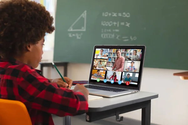 Afroamerykanin Korzystający Laptopa Rozmów Wideo Różnymi Uśmiechniętymi Uczniami Liceum Ekranie — Zdjęcie stockowe