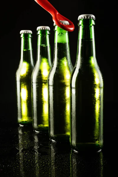 Зображення Відкривача Червоних Пляшок Чотирьох Зелених Пляшок Пива Ковпачками Копіювальним — стокове фото