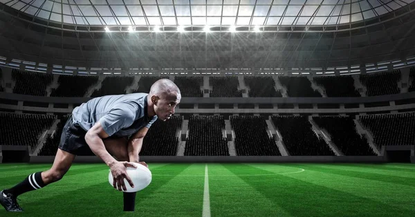 Composição Jogador Rugby Masculino Segurando Bola Rugby Sobre Estádio Esportivo — Fotografia de Stock