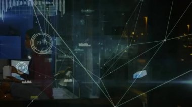 Tenis kortundaki bayan tenisçi üzerinden bağlantı ağının animasyonu. Küresel bağlantılar teknolojisi ve dijital arayüz kavramı dijital olarak oluşturulmuş video.