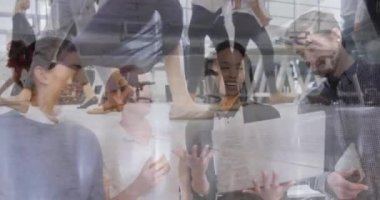 Ofiste çalışan çeşitli iş adamlarının üzerinden geçen insanların animasyonu. Küresel iş ve dijital arayüz kavramı dijital olarak oluşturulmuş video.