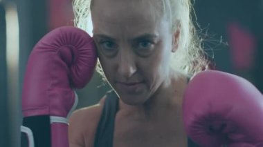 Boksör kadının üzerine düşen DNA iplikçiklerinin animasyonu. Küresel spor ve zindelik kavramı dijital oluşturulmuş video.