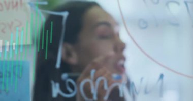 Melez iş kadınının ofisteki meslektaşlarıyla konuşması üzerine grafik animasyonu. Dijital olarak oluşturulan küresel iletişim, iş, kapsayıcılık, veri ve dijital arayüz kavramı.