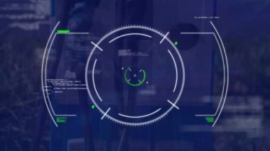 Elektrikli araba şarj noktasında dairesel tarayıcı ve veri işleme animasyonu. Ulaşım, veri ve dijital arayüz kavramı dijital olarak oluşturuldu.